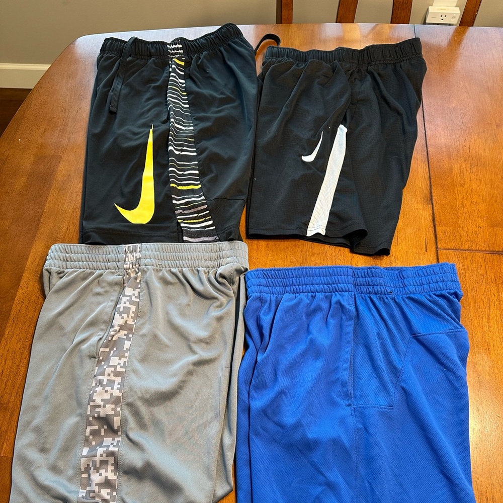Boys Nike shorts - bundle of 4 - size large